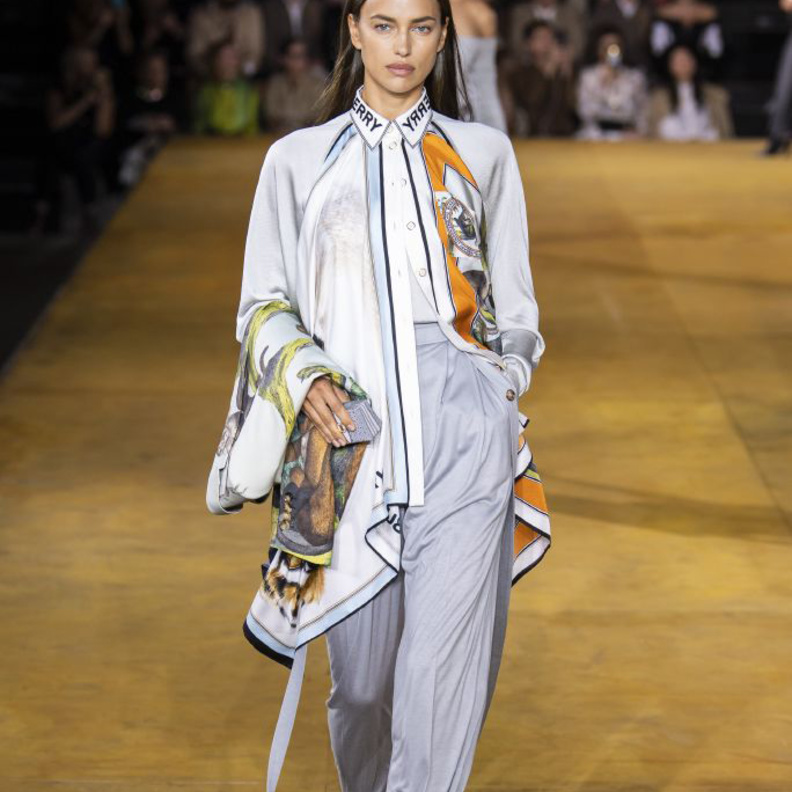 موضة القمصان الواسعة والطويلة لاطلالاتك في رمضان 2020 من Burberry