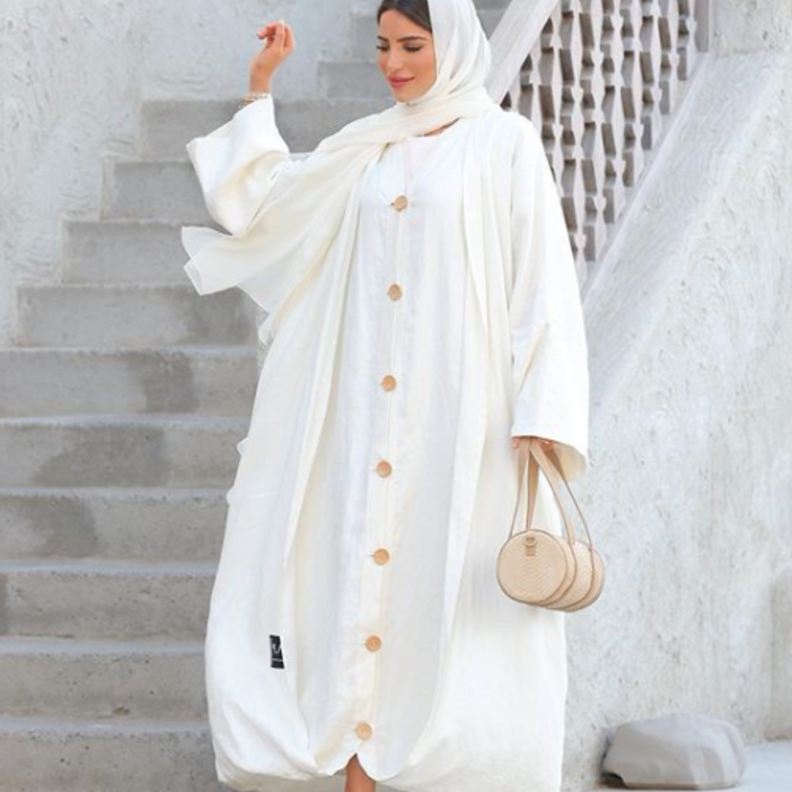 تألقت فاطمة حسام في لوك باللون الأبيض.