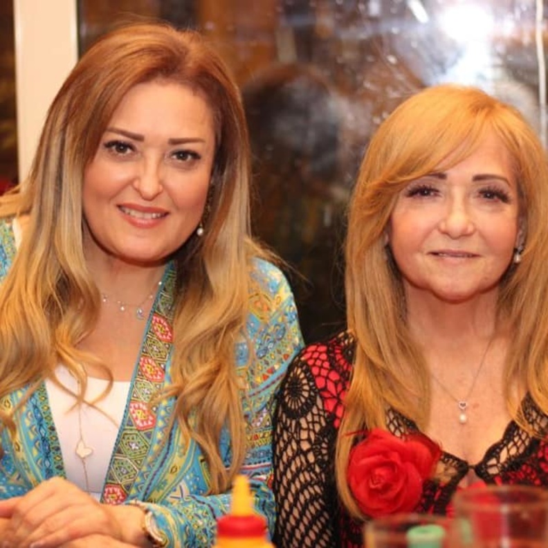 نهال عنبر وشقيقتها الراحلة