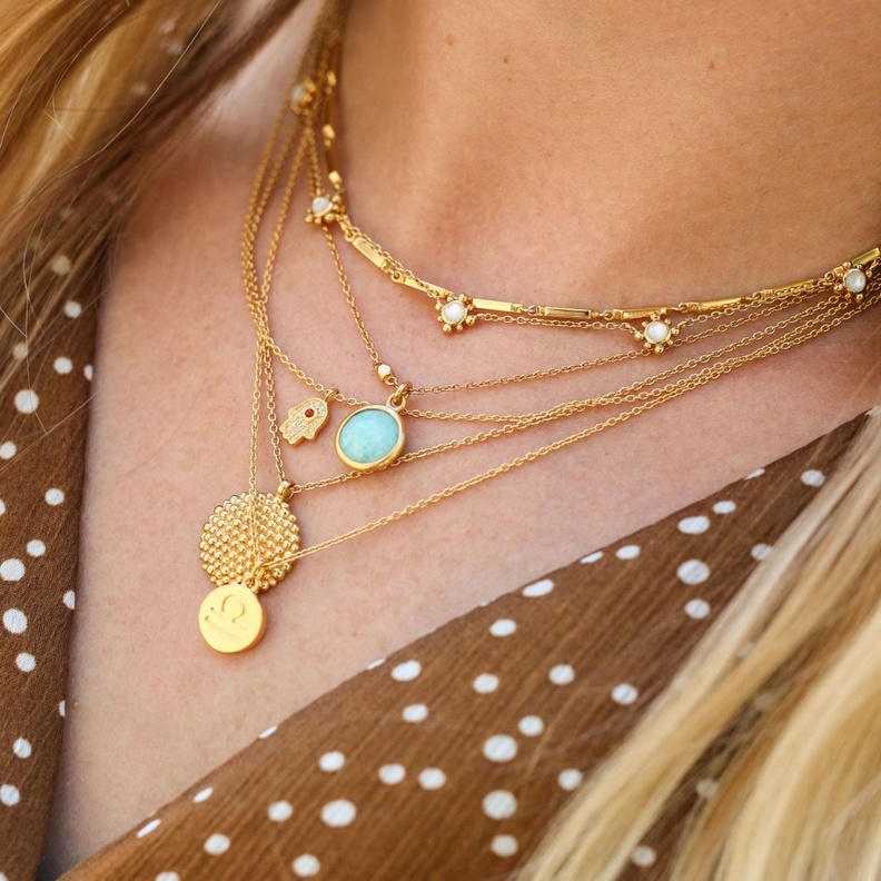 تكديس السلاسل تضفي الحيوية على الاطلالة