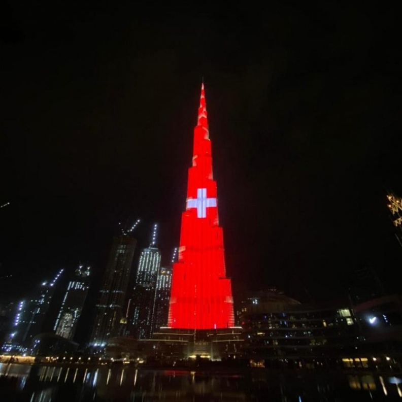 الإمارات تعرض علم سويسرا على معالمها البارزة تقديرا لإضاءة جبل ماترهورن بعلم الدولة