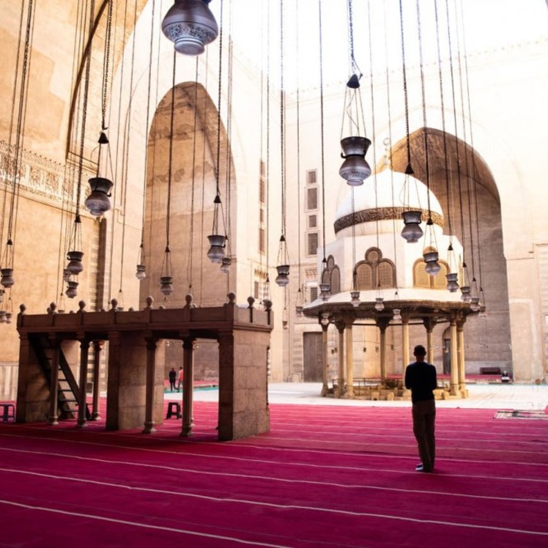 أجواء ساحرة في مدرسة السلطان حسن