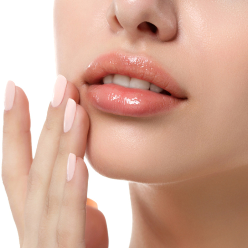  طبقي العسل والليمون على شفاهك لمنحها التوريد والتوهج