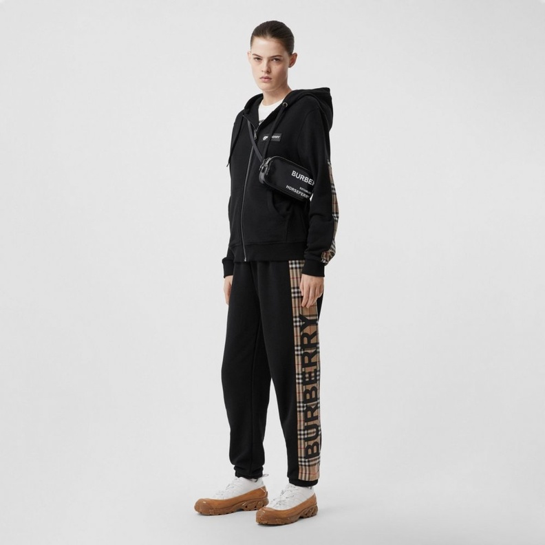  دار BURBERRY قدّمت الجاكيت الرياضية مع السروال المزيّن بنقشة الدار