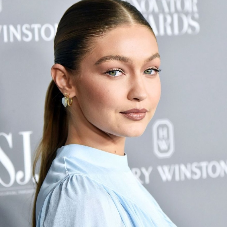 تسريحات شعر ذيل الحصان من اطلالات جيجي حديد.