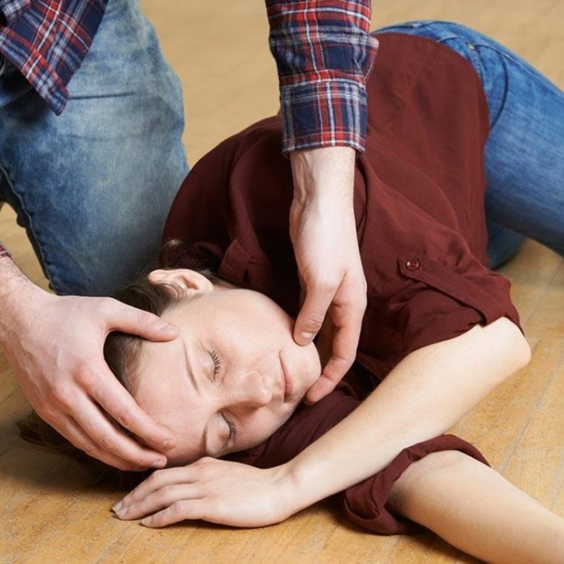  خلال نوبة التشنج يجب التأكد من تنفس المصاب