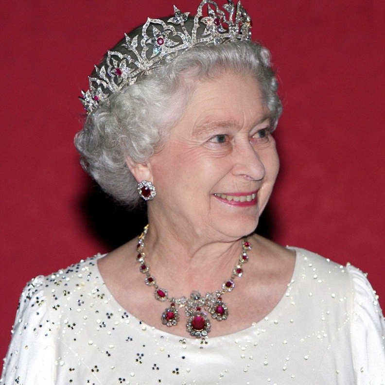 الملكة اليزابيث ترتدي تاج The Oriental Circlet Tiara
