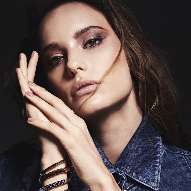 مكياج كلاسيكي عصري في جلسة تصورية خاصة لـ"هي" ودار Chanel