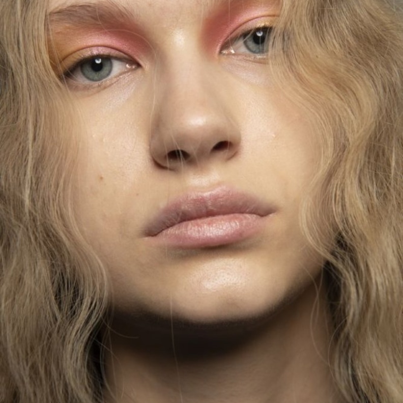 اجمل رسمات مكياج ملونة استوحيها من اسبوع لندن للموضة من Charlotte Knowles