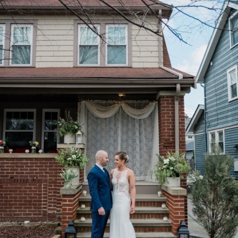 العروس سارا و عريسها شين أمام مدخل المنزل