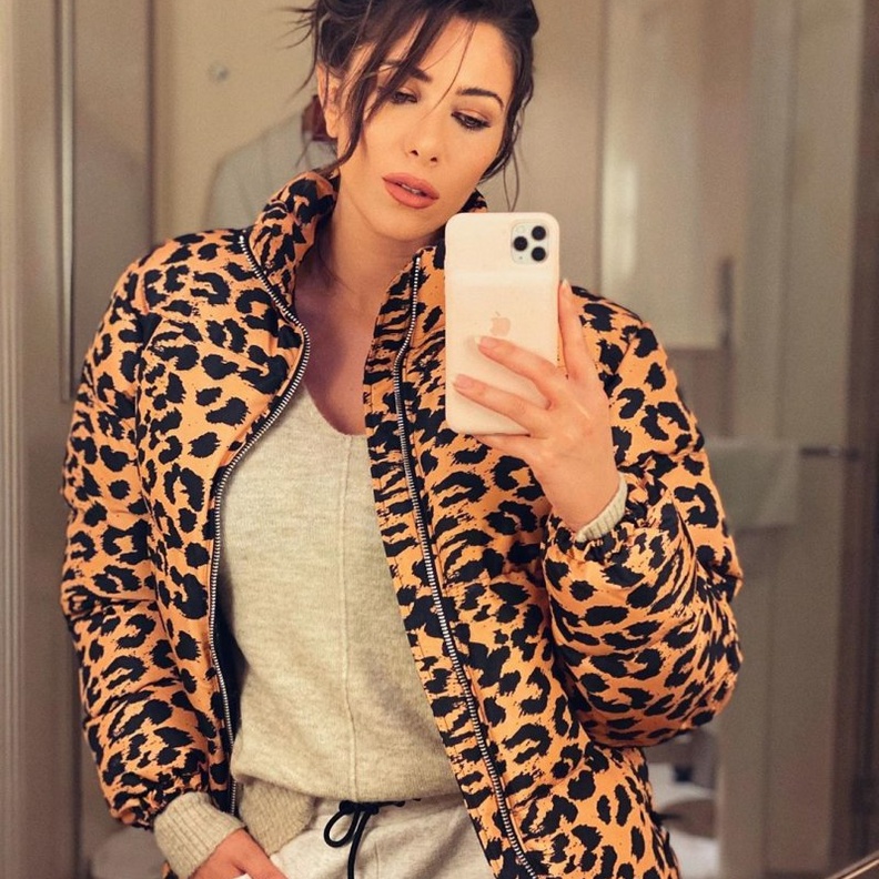 ملابس كاجوال ويومية مع الجاكيت البارزة بنقشات جلد الحيوان من دانييلا رحمه