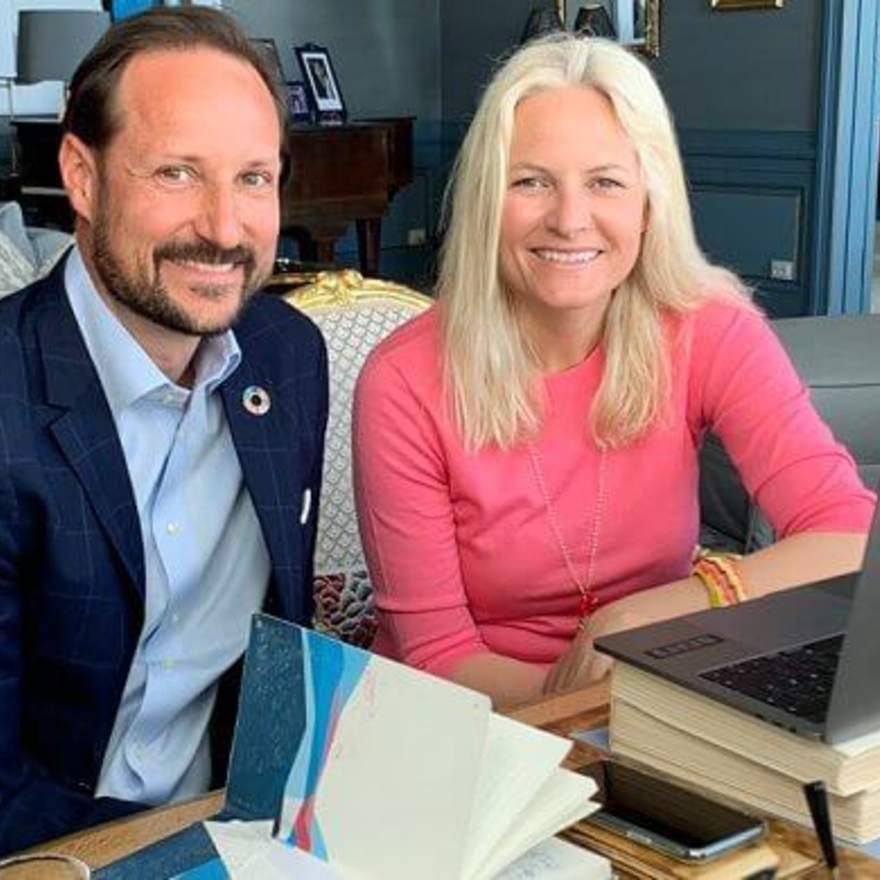 ولي عهد النرويج وزوجته في اجتماع رقمي مع معلمين