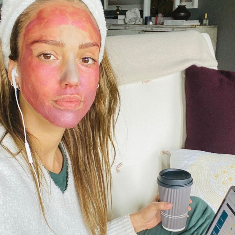 تطبق Jessica Alba ماسك البشرة أثناء اجتماعات العمل 