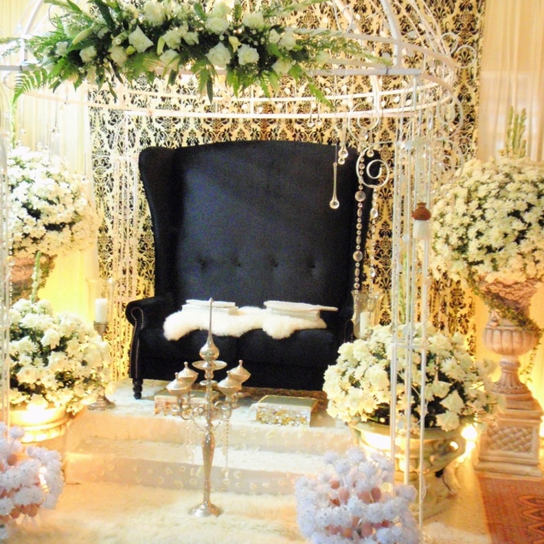 أريكة أنيقة لجلوس العروسين