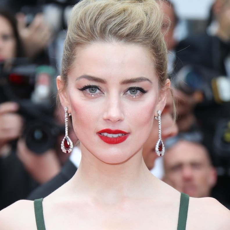 أمبر هيرد ترتدي أقراط من دي غريسوغونو