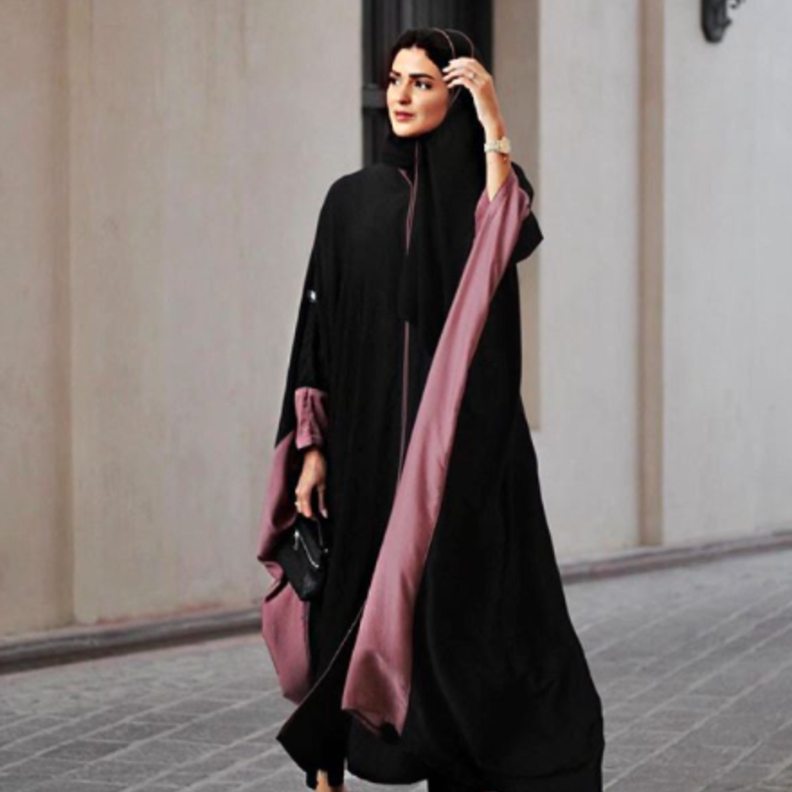 اختارت حنين عباية جذابة باللون الأسود الكلاسيكي مع لمسات أنثوية باللون الزهري