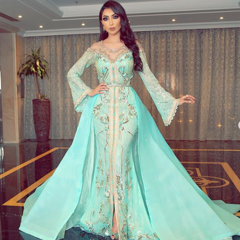 انتقت دنيا بطمة قفطان فاخر باللون الأزرق الجذاب ومزين بالتطريزات الجذابة والأنيقة