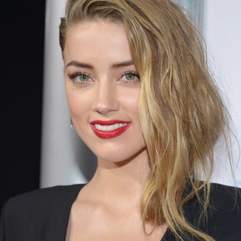 تسريحات شعر مبللة وجانبية بأسلوب النجمة آمبر هيرد