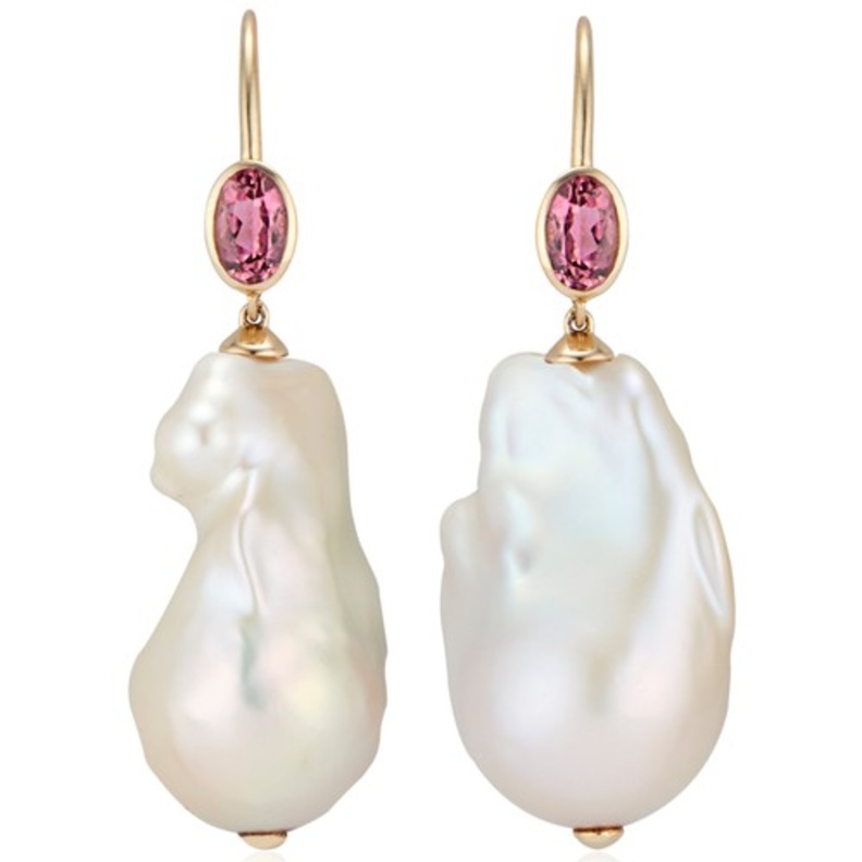 اقراط مميزة مصنوعة من اللؤلؤ وحجر التورمالين الوردي من Marlo Laz