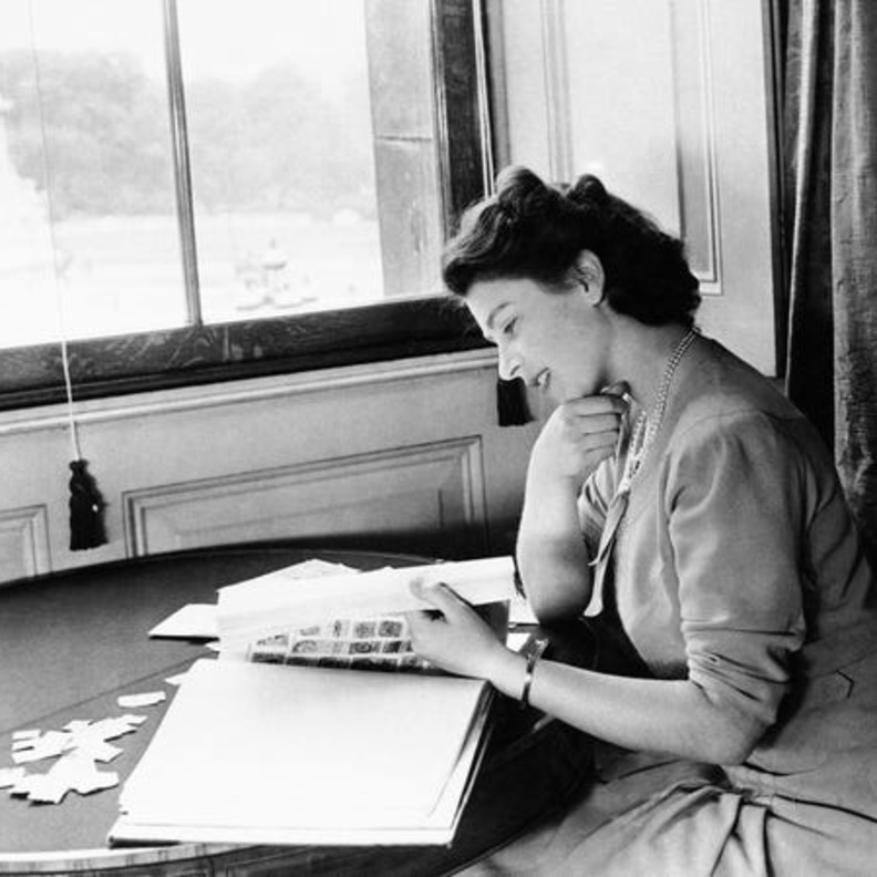 كيف كانت صور أفراد العائلات الملكية في العشرين من عمرهم؟