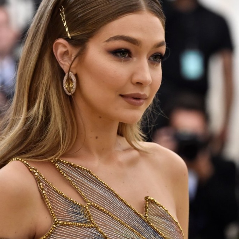 أناقة جيجي حديد بمجوهرات لورين شوارتز Lorraine Schwartz