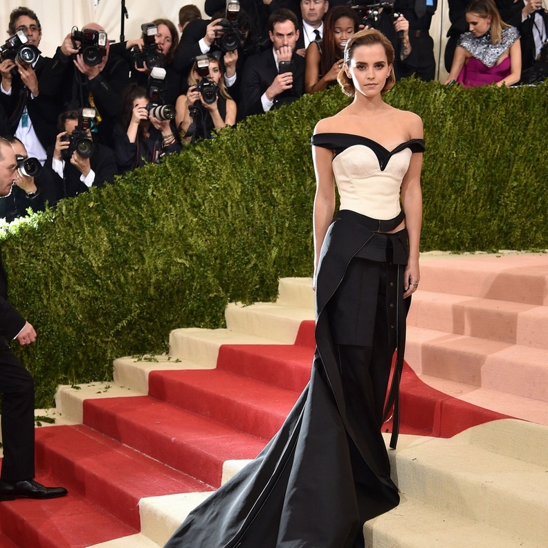 ايما واتسون بتصميم كالفن كلاين مصنوع من مواد بلاستيكية معاد تدويرها