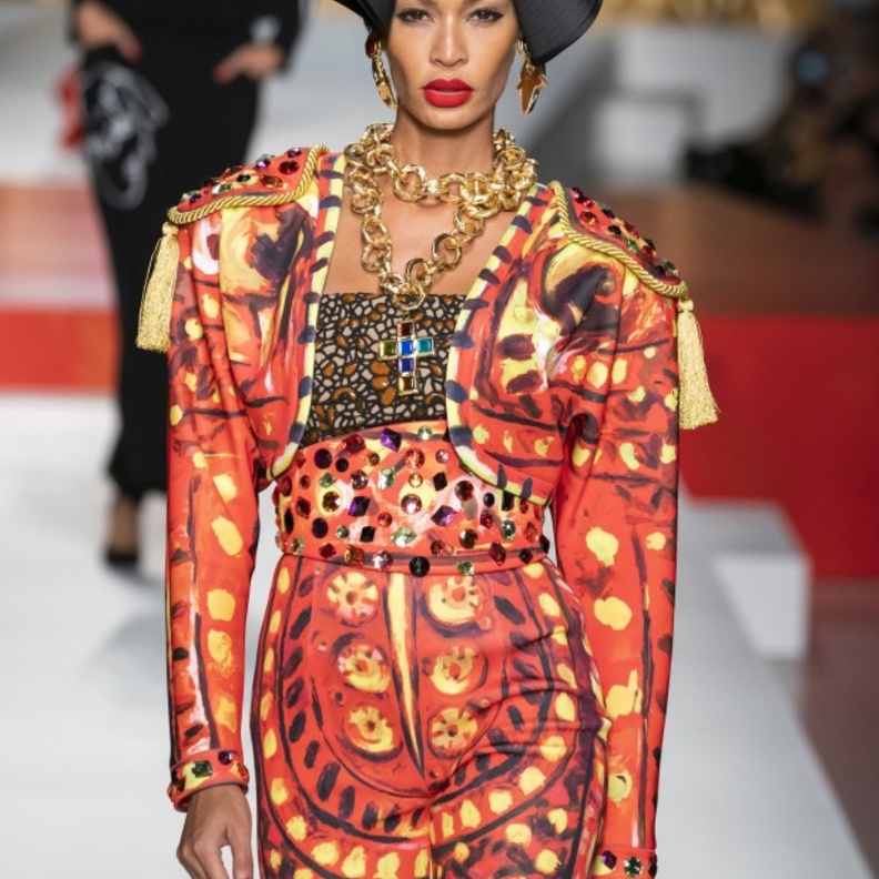 من مجموعة moschino