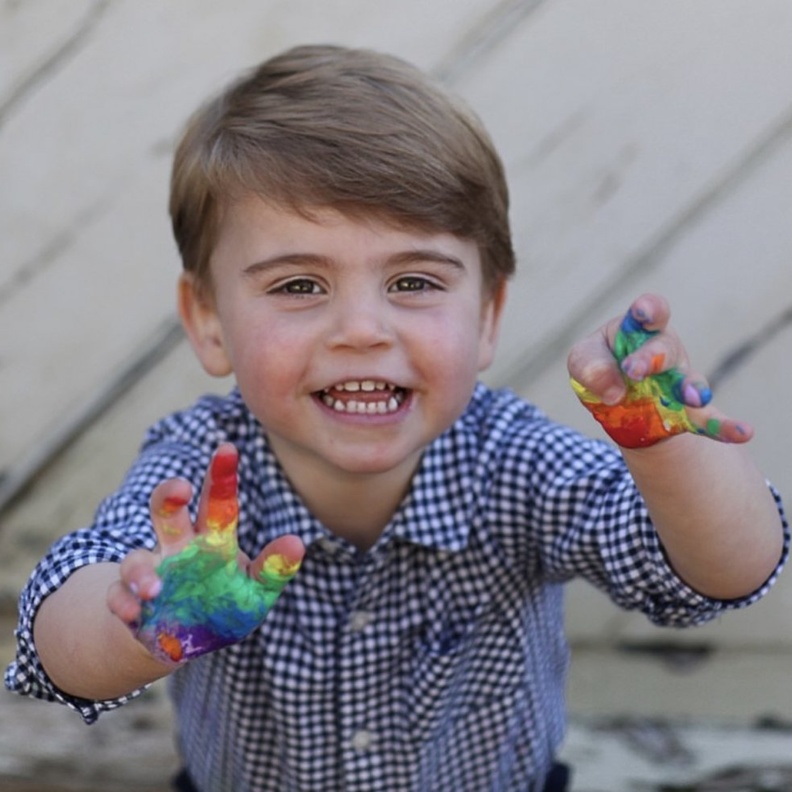 احتفل الأمير لويس بعيد ميلاده الثاني بالكثير من المتعة والمرح مع الألوان المائية