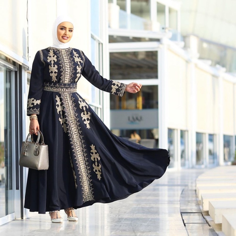  قفاطين سوداء مع الزخرفات الشرقية باللون الذهبي بأسلوب سندس القطان