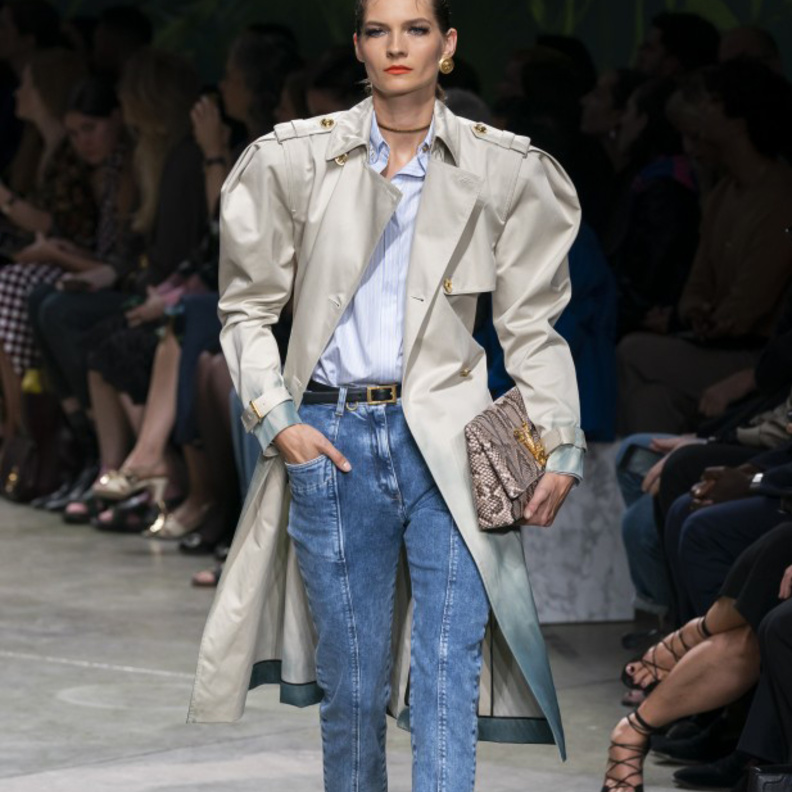  اطلالة فينتاج أنيقة من فيرساتشي