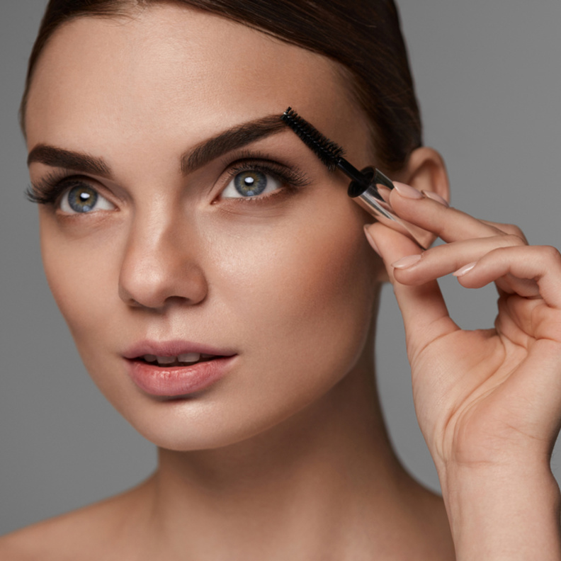  أفضل أنواع مسكارا الحواجب الملونة لإطلالات المنزل