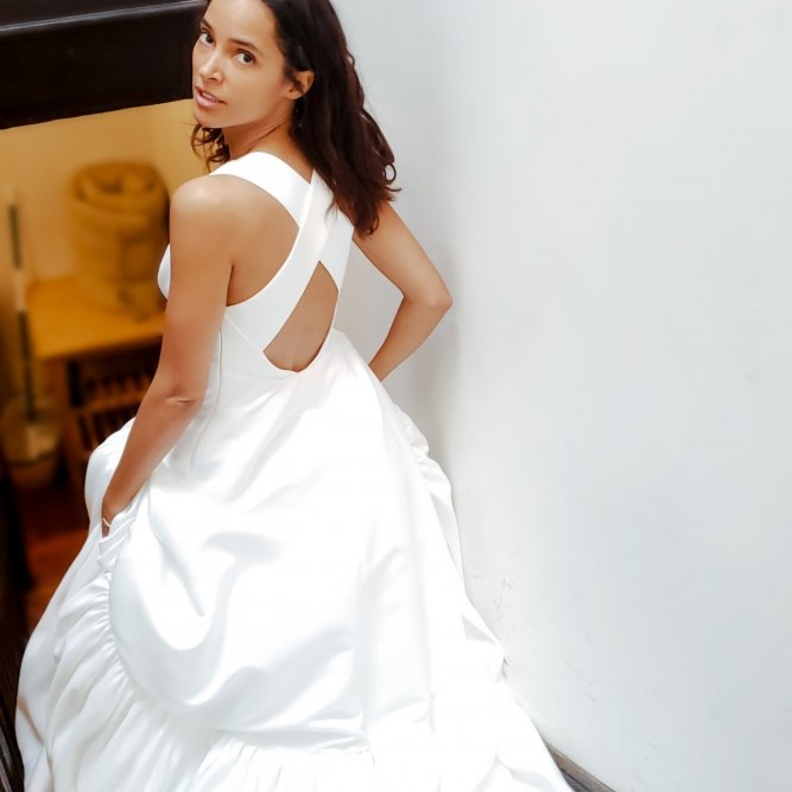  صيحات فساتين زفاف بموديلات جذابة على الظهر من مجموعة Amsale