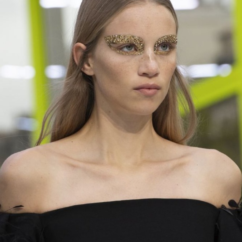 مكياج عيون بارز بحبيبات الخرز موضة صيف 2020 من Valentino