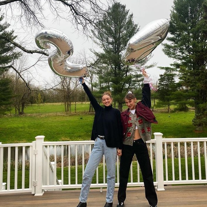 إختارت جيجي حديد كنزة سوداء بياقة عالية مع بلايزر وسروال جينز خصر عالي