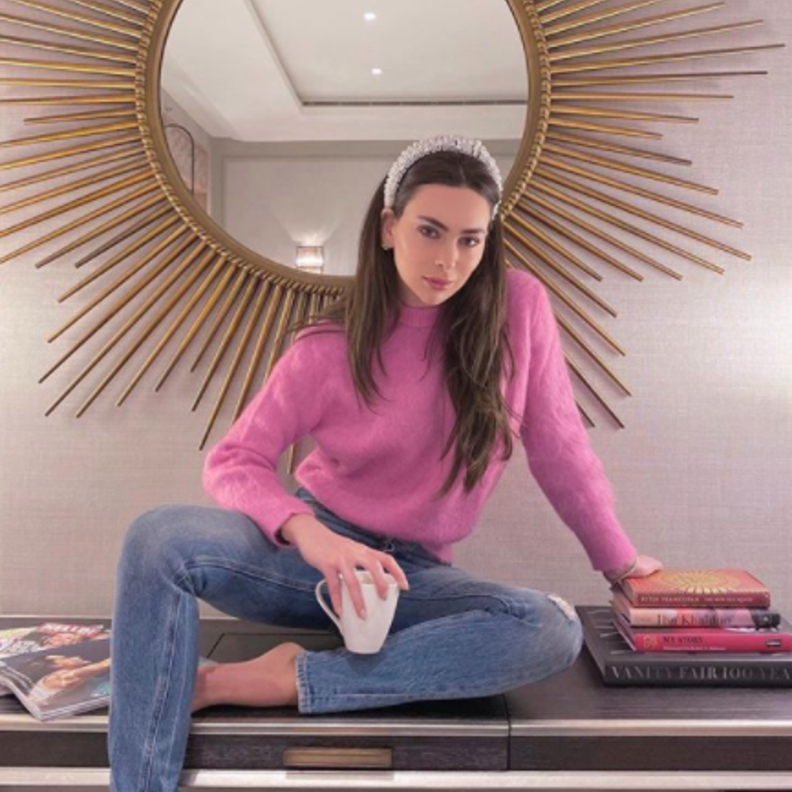  ستيفاني صليبا في تنسيق منزلي في الجينز