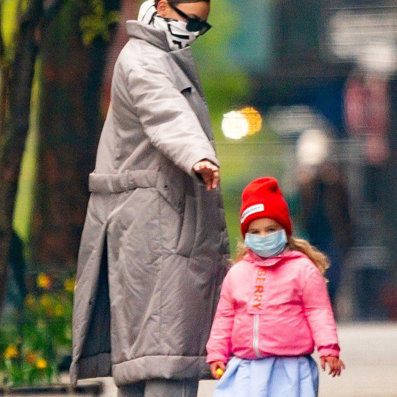  أطلت إيرينا شايك بلوك رمادي أنيق وشتويّ بإمتياز مع وشاح باللونين الأبيض والأسود