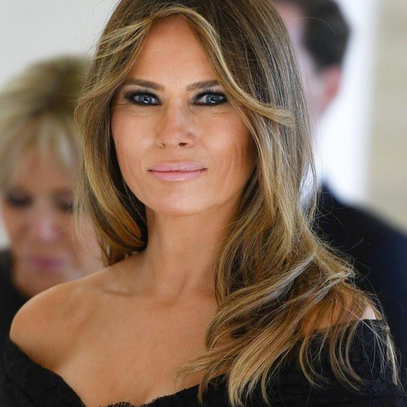 ترتكز الخصل الفاتحة على أطراف الشعر القريبة من الوجه