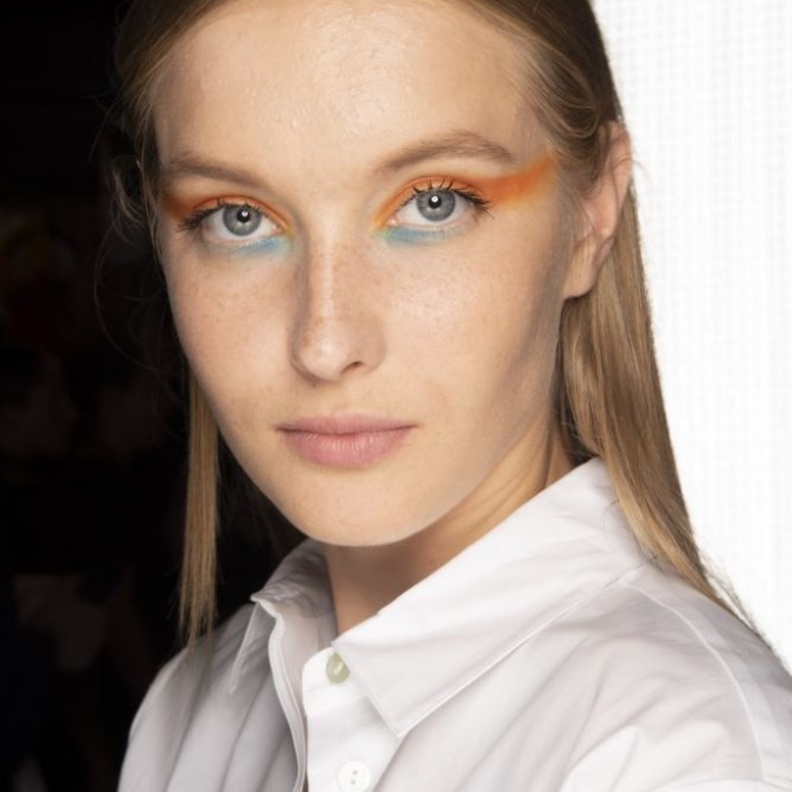 مكياج عيون ملون احدث صيحات جمال صيف 2020 من Oscar De La Renta