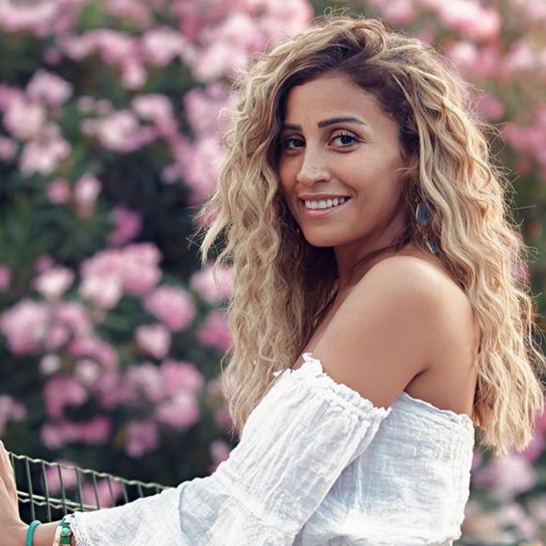  تسريحات شعر كيرلي طويل مع الغرة الجانبية في رمضان باسلوب دينا الشربيني