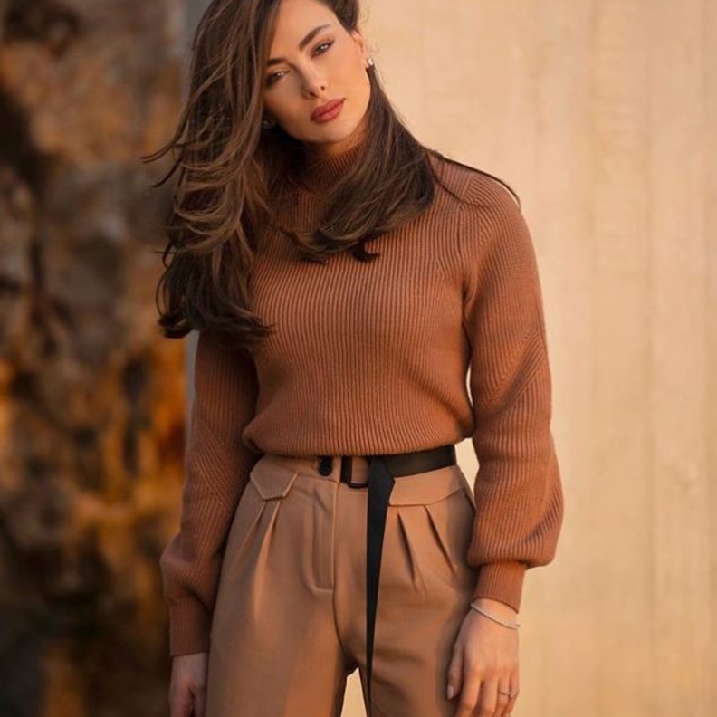  إعتمدت صيحة السروال الخصر العالي مع التوب بياقة عالية