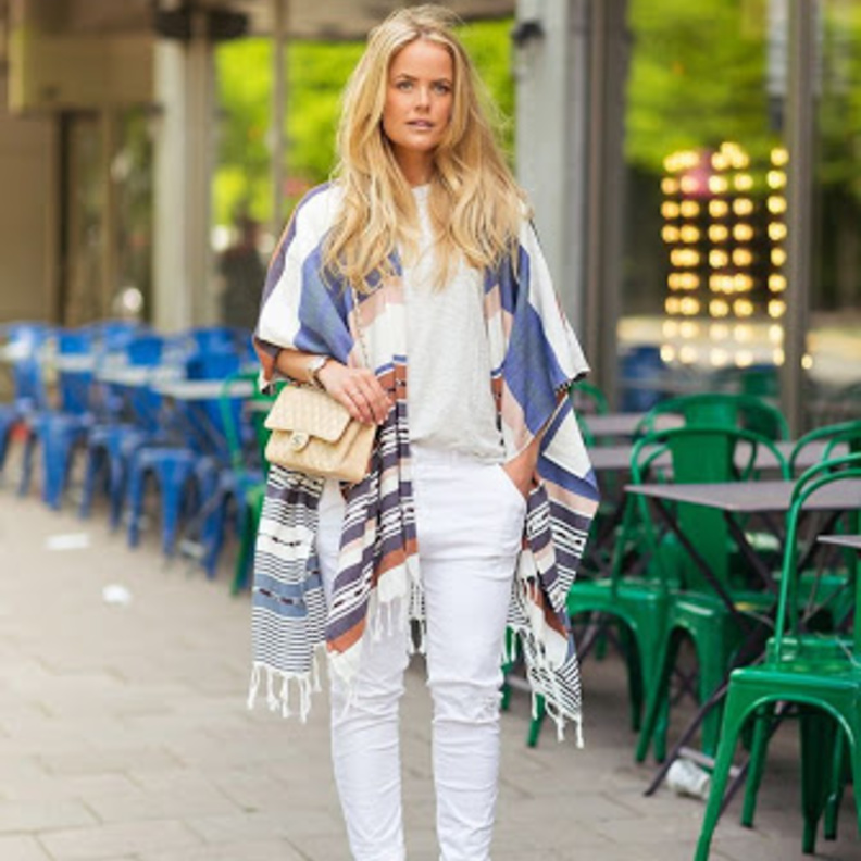 اعتمدي الشال الصيفي بأسلوب ناعم وأنيق
