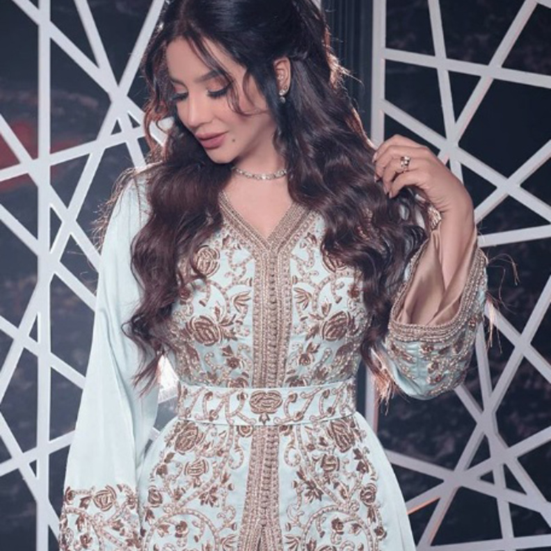 أجمل إطلالات لجين عمران بموضة القفطان مع التطريز البرونزي الذي يبرز أنوثتها