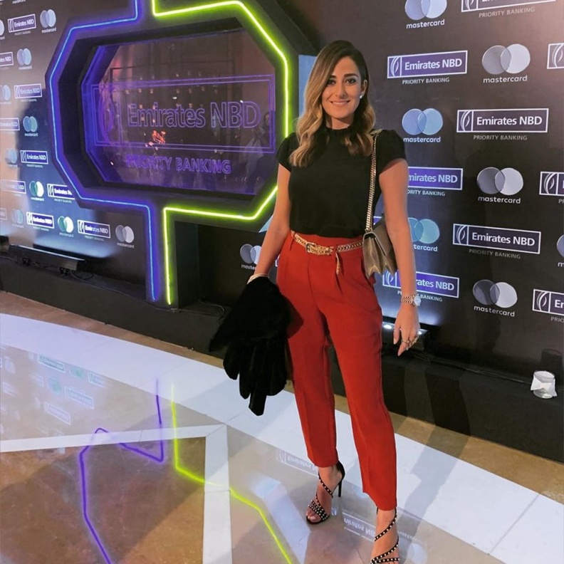 ملابس كاجوال للسمراوات باسلوب امينة خليل مع البنطلون الأحمر