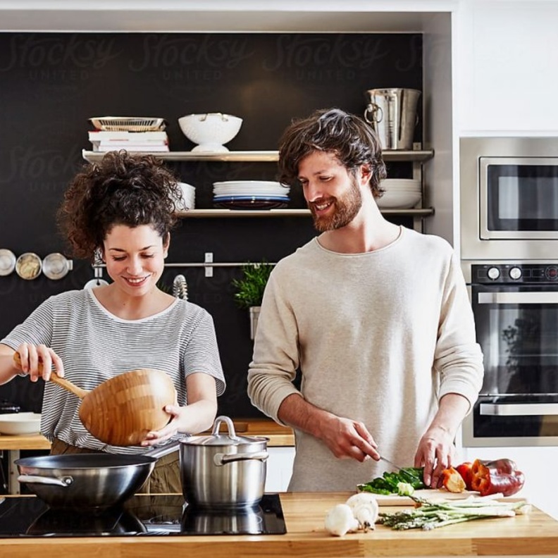 نصائح هامة للعروسين في اول رمضان بعد الزواج - مشاركة العروسين في تحضير مائدة الافطار و السحور