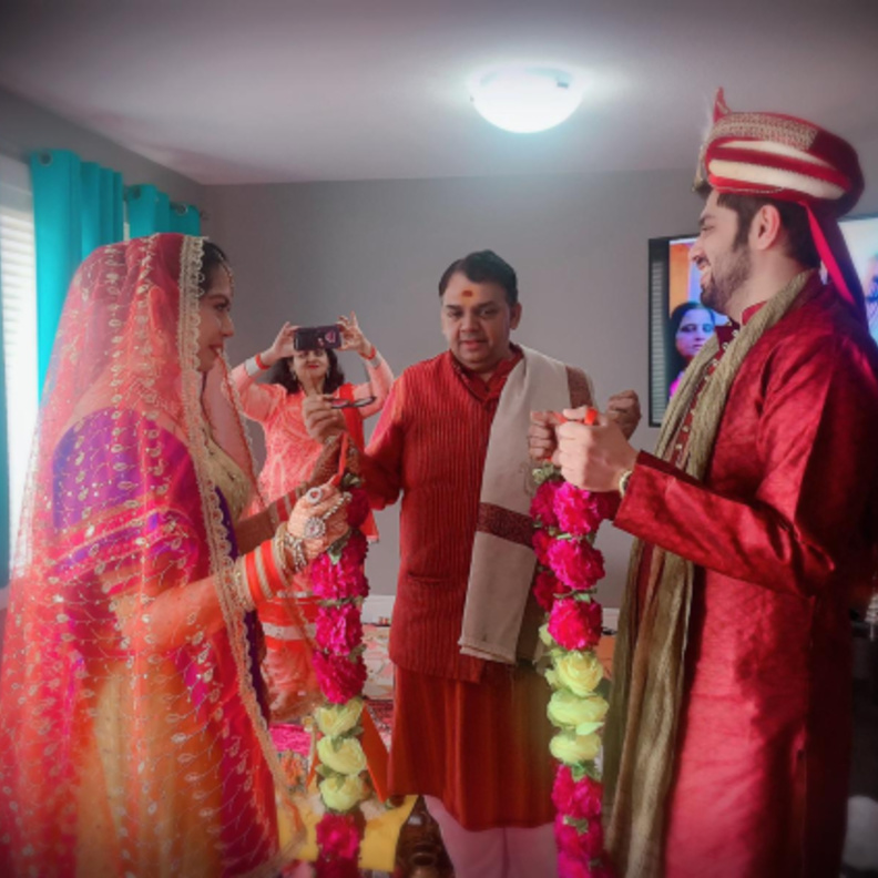 حافظ العروسان على مسافة آمنة مع الكاهن