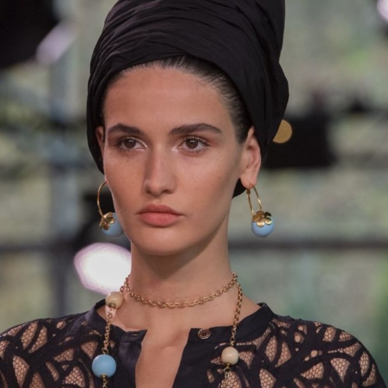 اكسسوارات العقود باللون الذهبي مع الاقراط الناعمة من دار Elie Saab