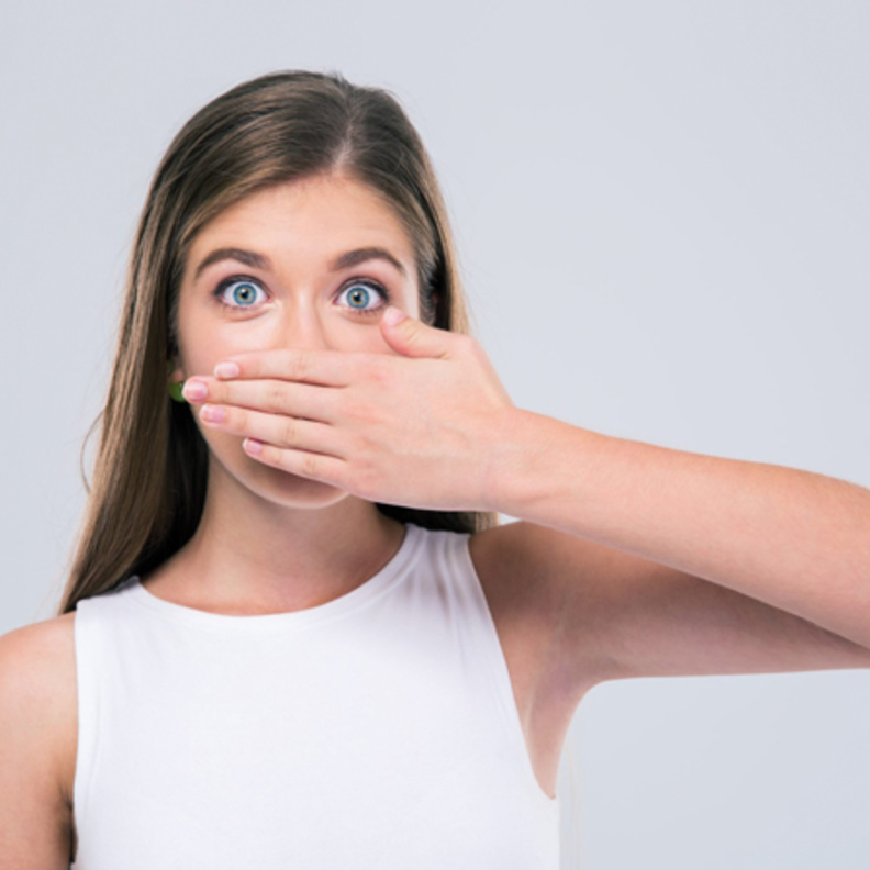 التدخين يسبب رائحة الفم الكريهة