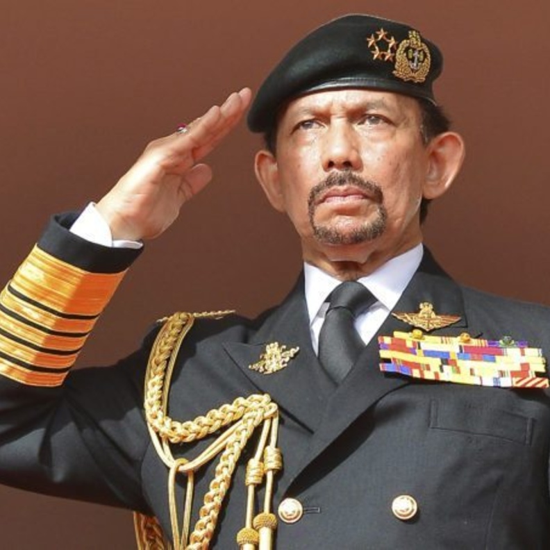 "أثرى أثرياء العالم".. من هو السلطان حسن بلقية الذي يمتلك سيارة مرصعة بالذهب؟ 