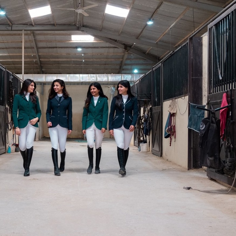 4 فارسات قفز حواجز سعوديات: لمى العجمي، فنون الحميدان، نجلاء الرشيد، وفاء الحسون