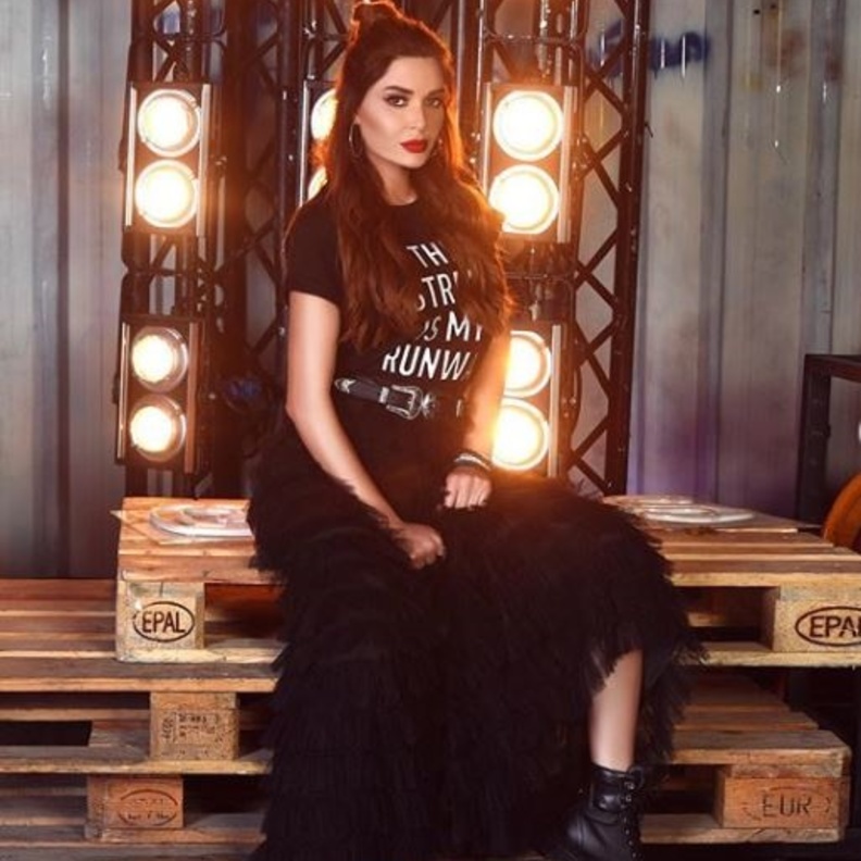  تألقت بتنورة طويلة مؤلفة من طبقات الكشاكش ونسّقت معها تي شيرت سوداء